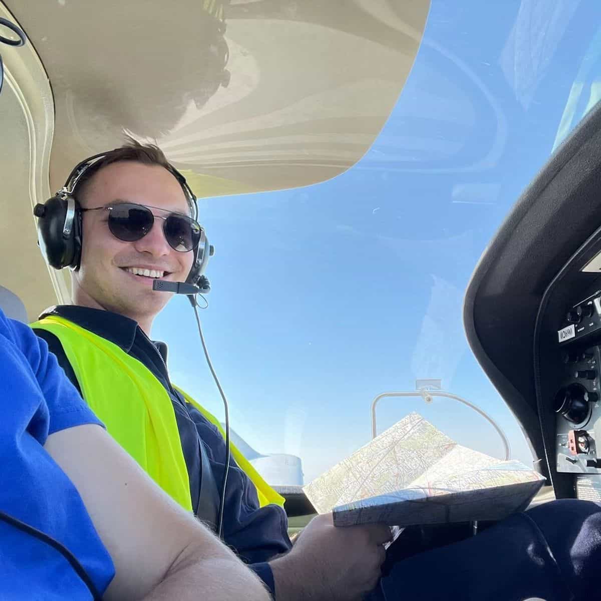 Иллюстрация для статьи «Не стоит выбирать эту сферу только ради денег»: пилоты о начале карьеры и тонкостях работы